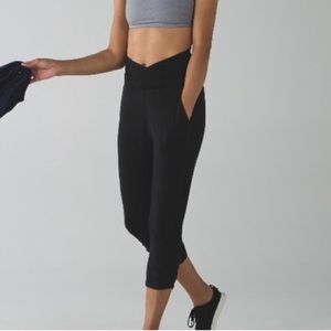 ✨black Lululemon crops✨